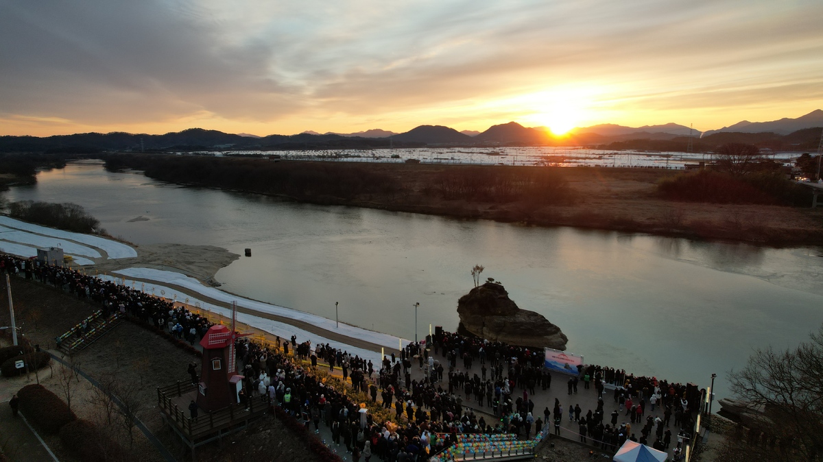 “소원 들어주세요”…소원 명소 ‘의령 솥바위’ 새해 첫날 해맞이 인파 북적