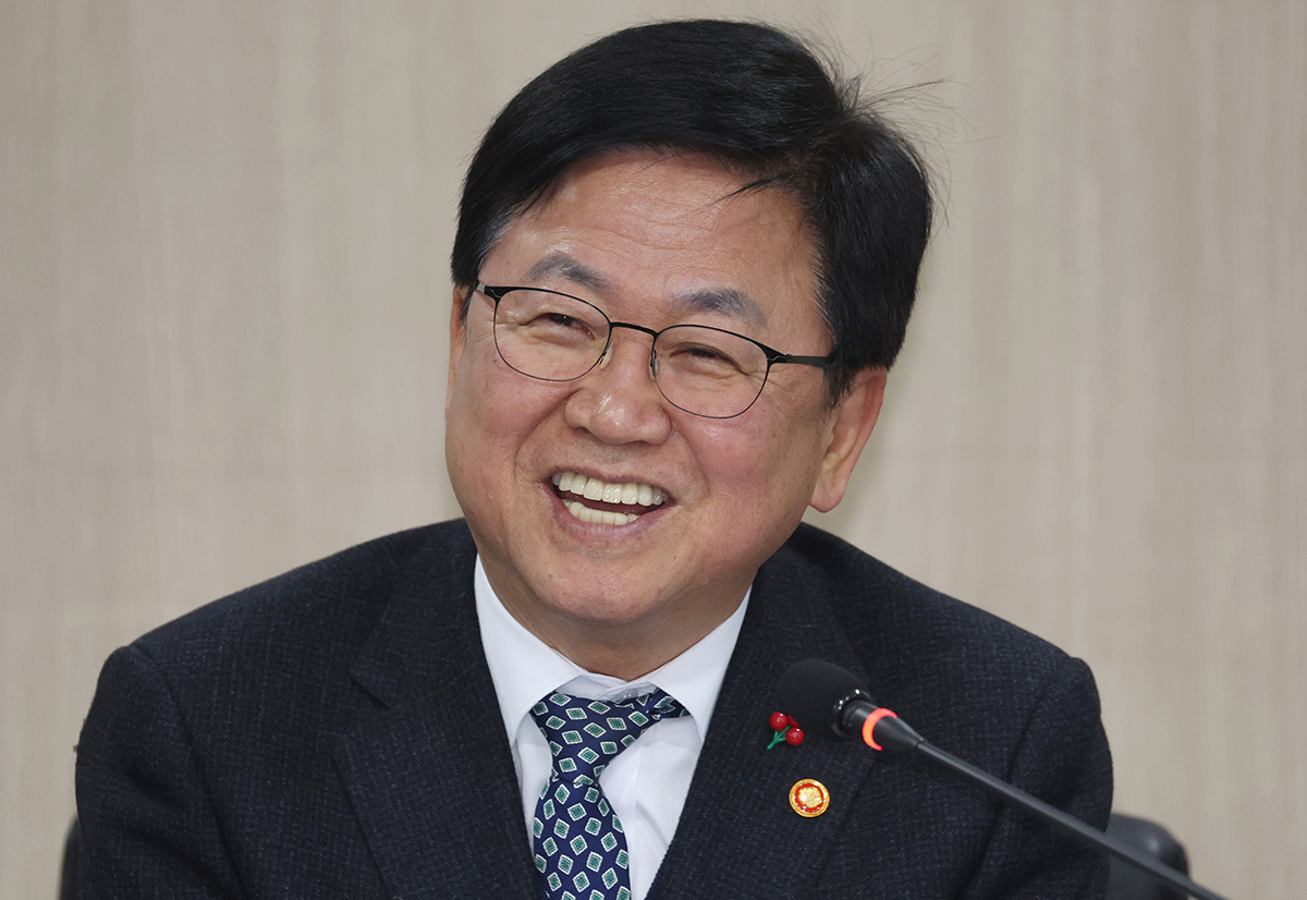 [신년사] 최교진 교육장관 “올해 교육개혁 원년…학교 현장 목소리 귀 기울이겠다”