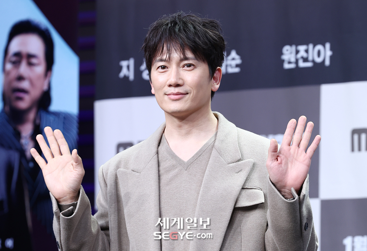 [포토] 지성 '반가운 손인사'