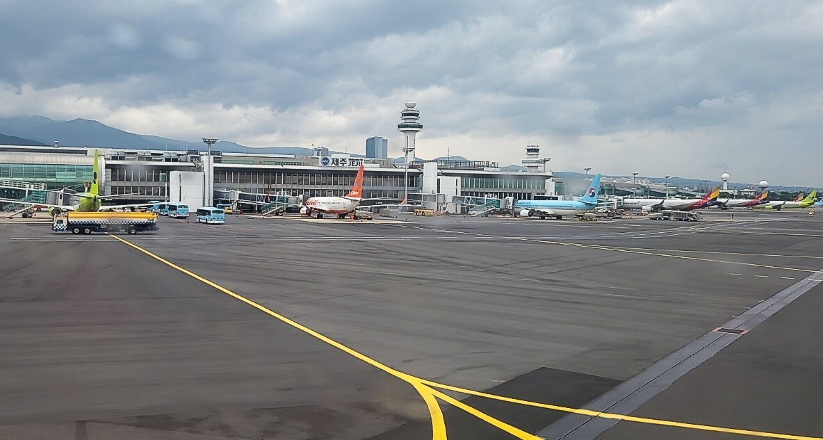 제주공항서 진에어 전력장치 과열로 기내 연기…128명 대피 소동