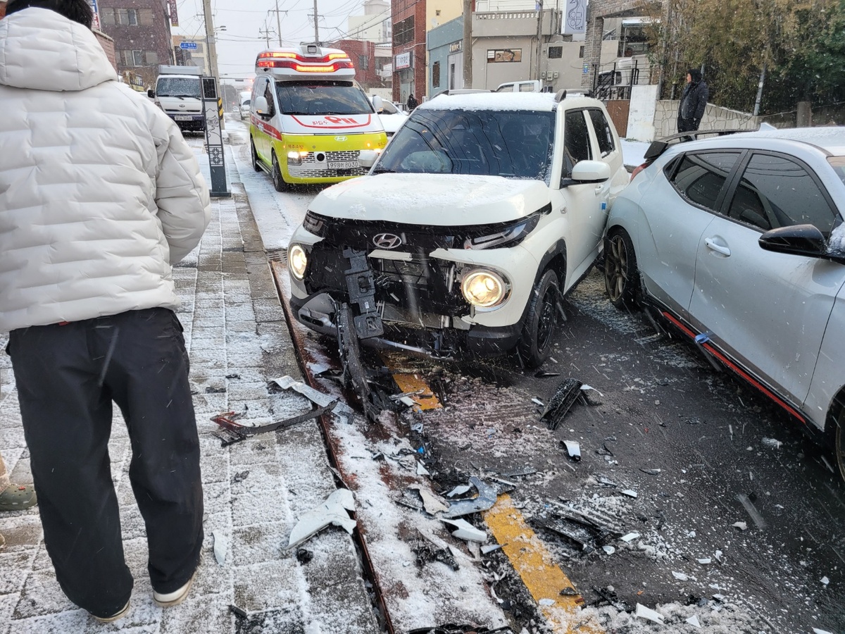 제주서 눈길 사고로 13명 중경상…항공편 결항 잇따라
