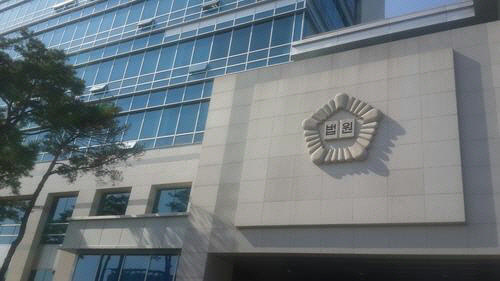 휴대전화 47대 빼돌려 중고시장 판매…法 판단은?