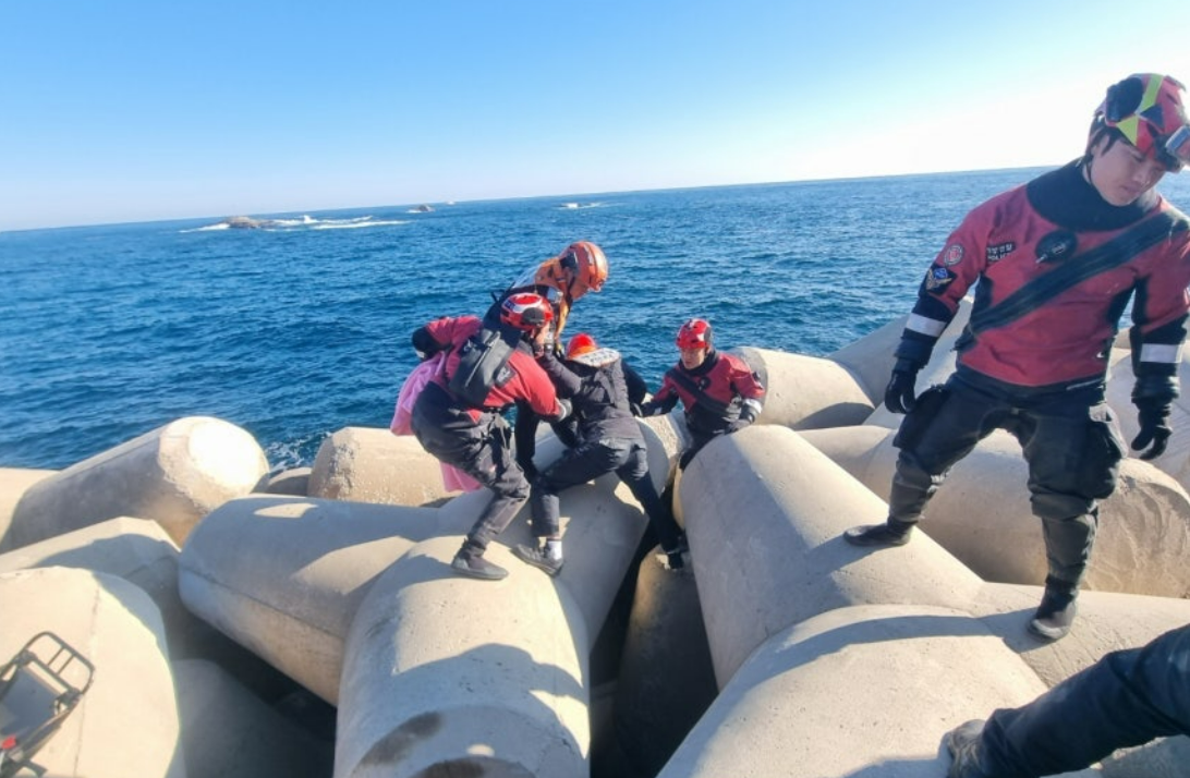 해경, 테트라포드 추락한 50대 안전 구조