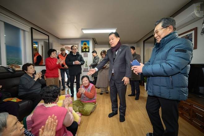 이재준 수원시장 새해 첫 업무는 경로당·육교 방문…‘생활밀착’ 행정