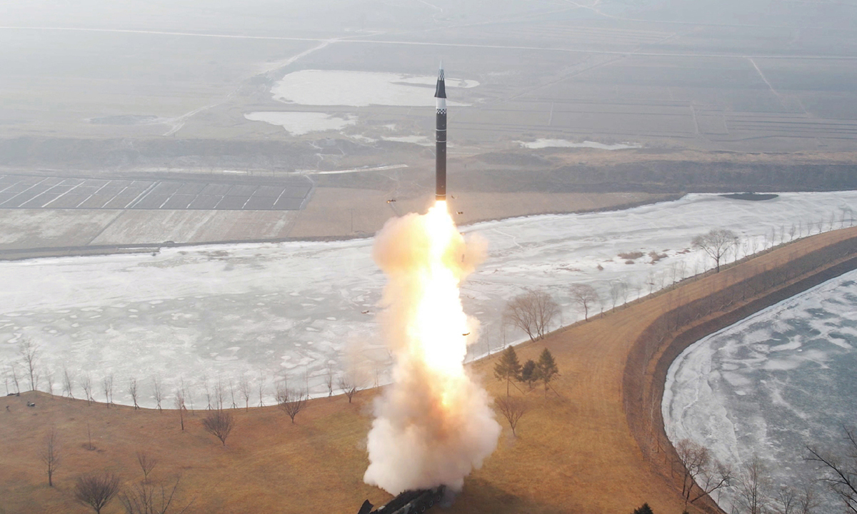 북한, 李대통령 방중일에 탄도미사일 발사…900km 비행