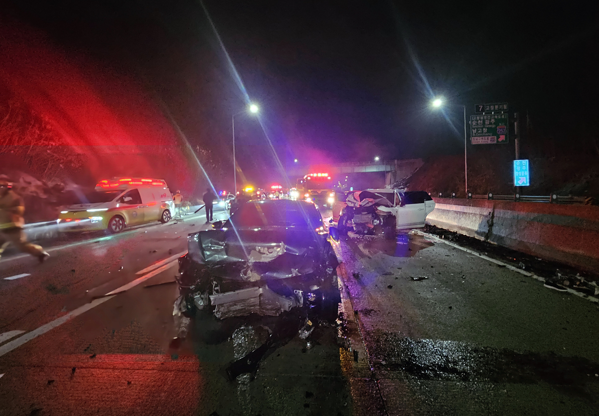 [속보]서해안고속도로 사고 수습 중 경찰관 사망…졸음운전 SUV 덮쳐