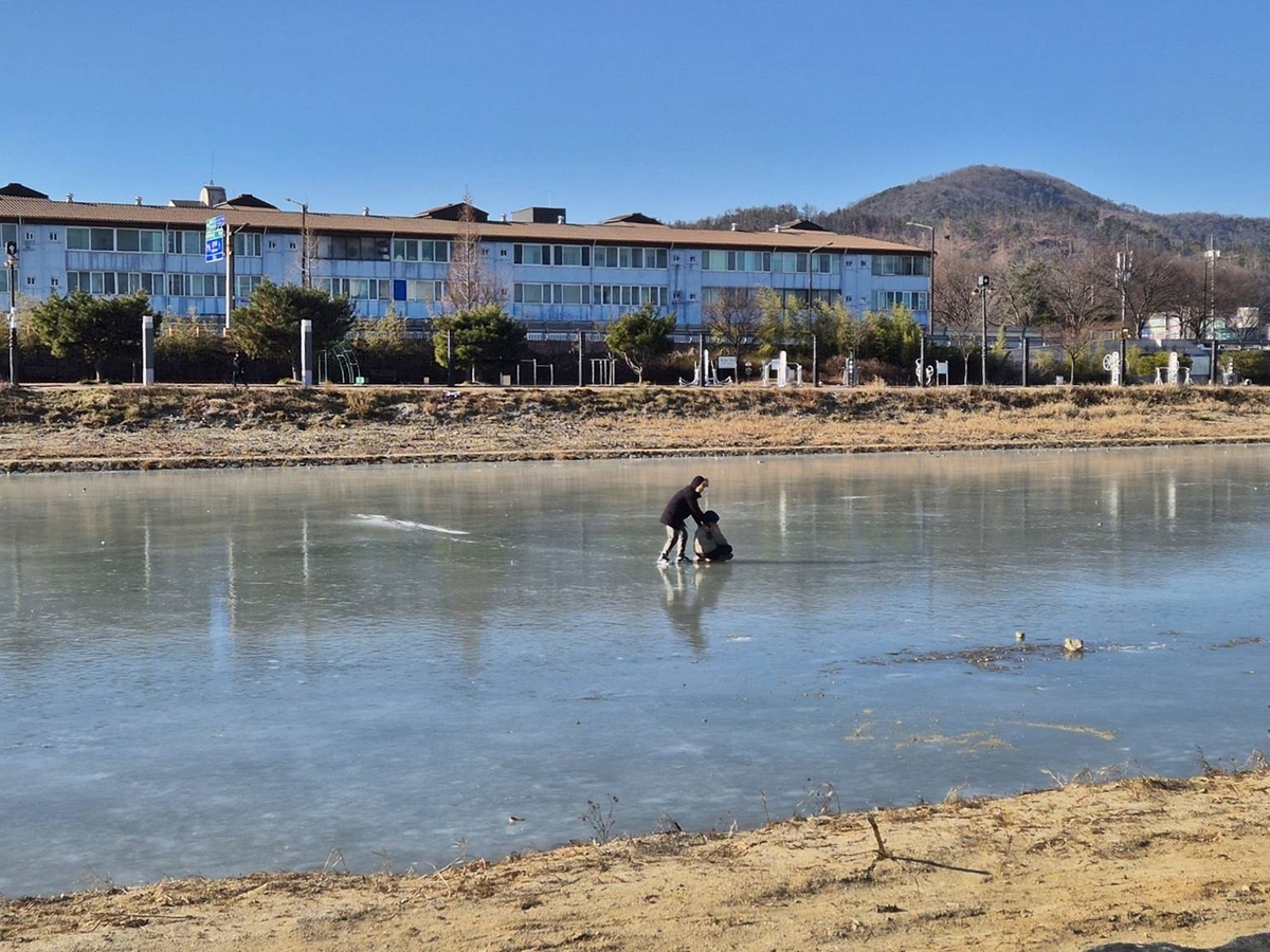 경주 북천·애기청소 결빙 구간 얼음썰매 잇따라…사고 위험 커 출입 자제 촉구