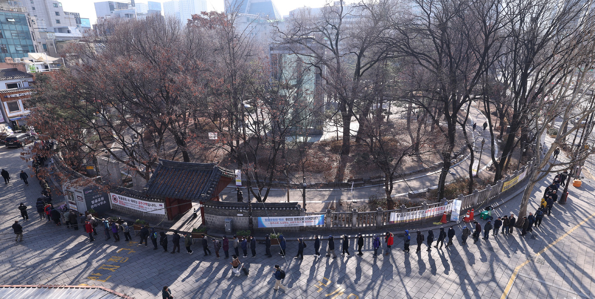 세밑 추위 속 이어지는 ‘온정의 손길’ [한강로 사진관]