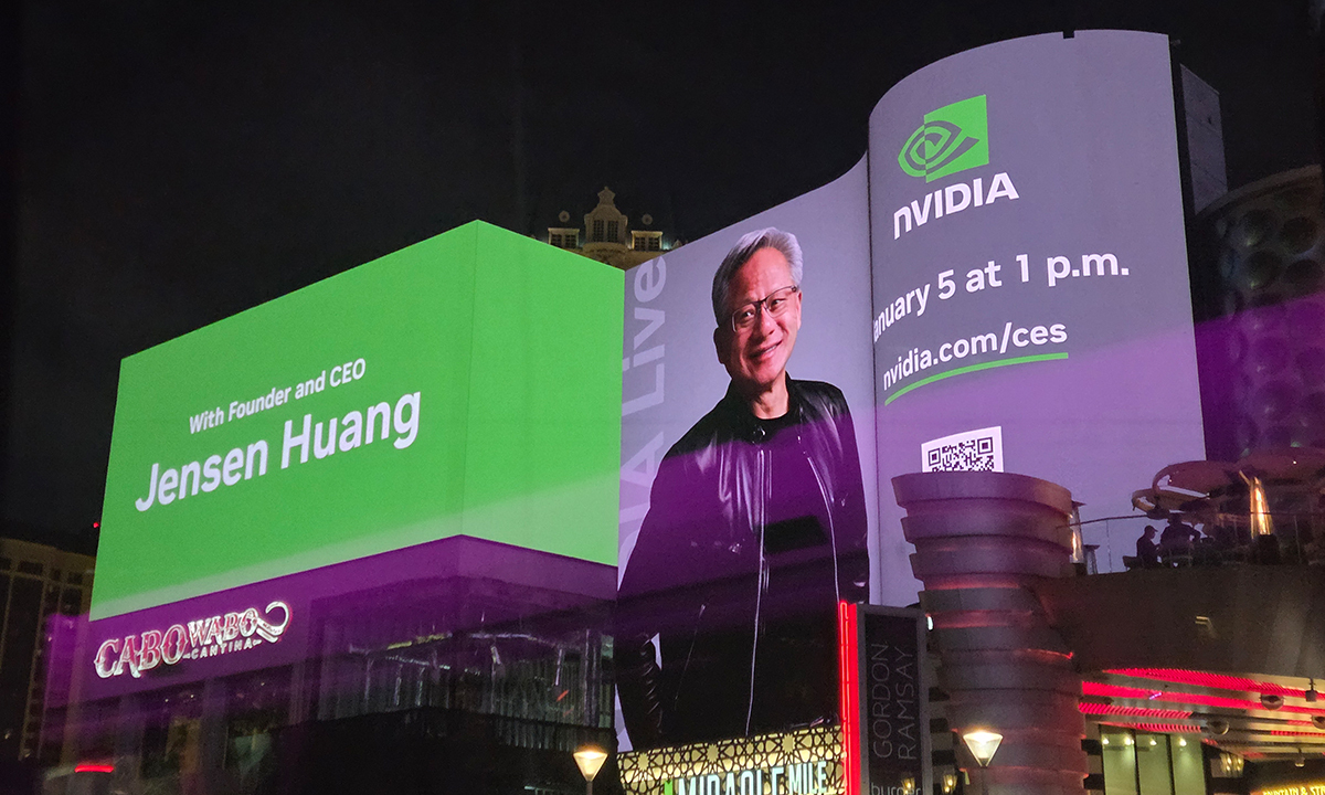 옥외광고판으로 드러난 삼성·LG AI 전략… 젠슨 황 ‘한 마디’ 주목 [CES 2026]