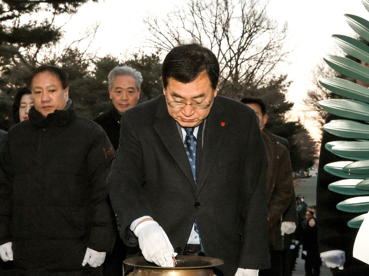 경주시, 신년 충혼탑 참배로 새해 공식 업무 시작
