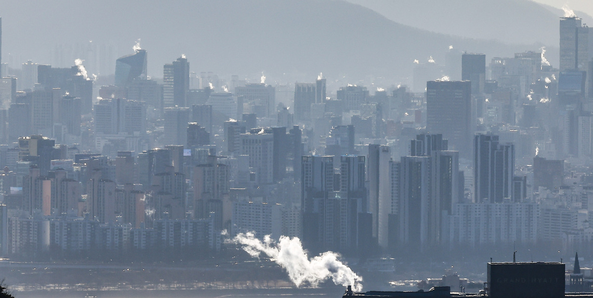 “실거주 의무 없는 경매로 몰렸다“…작년 서울 아파트 낙찰가율 4년 만에 최고