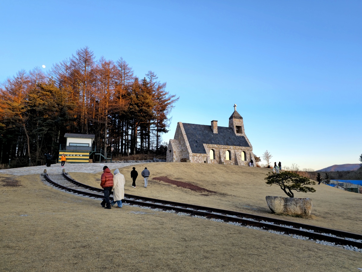 "유럽인 줄 알았네"...SNS서 난리 난 평창 ‘예쁜 교회' 정체 뭐야? [최현태 기자의 여행홀릭]