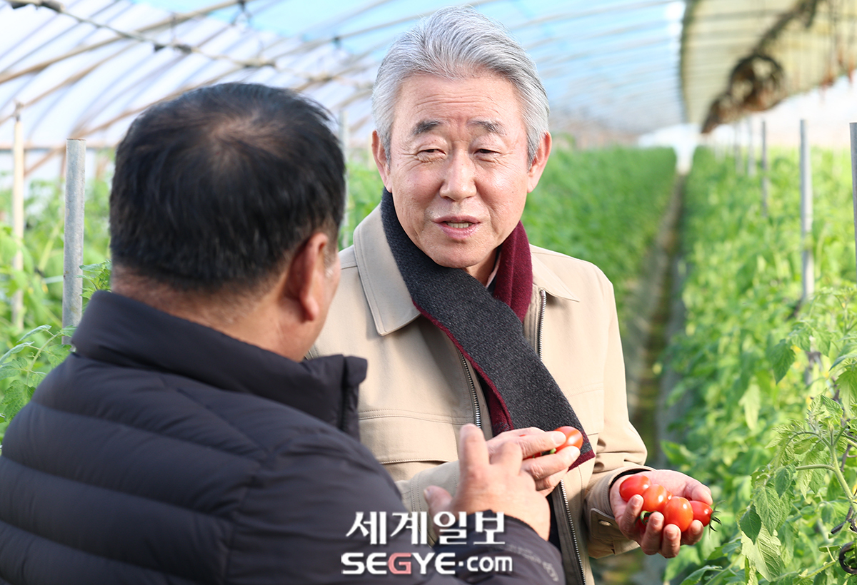 [포토] 강호동 농협중앙회장, 보급형 스마트팜 농가 방문