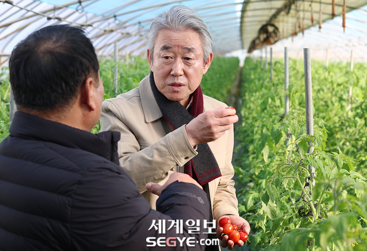 [포토] 강호동 농협중앙회장, 보급형 스마트팜 방문