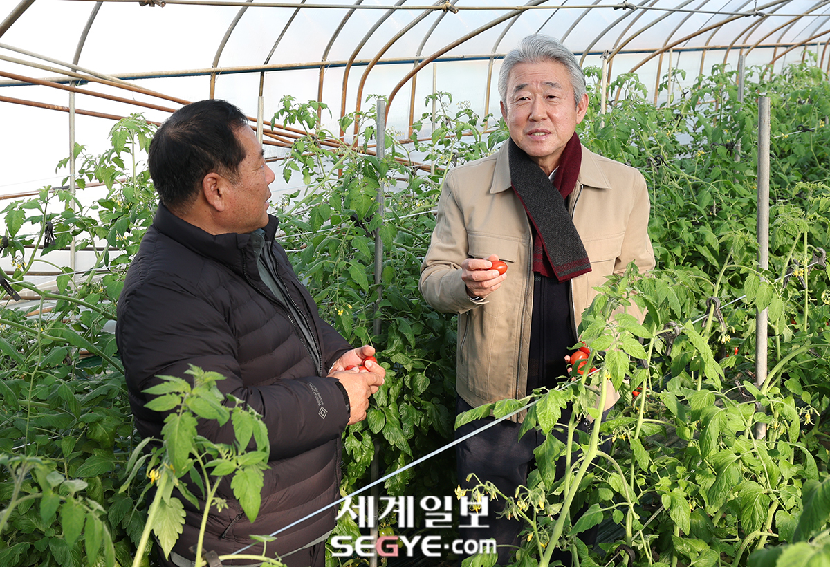 [포토] 강호동 농협 회장, 보급형 스마트팜 방문