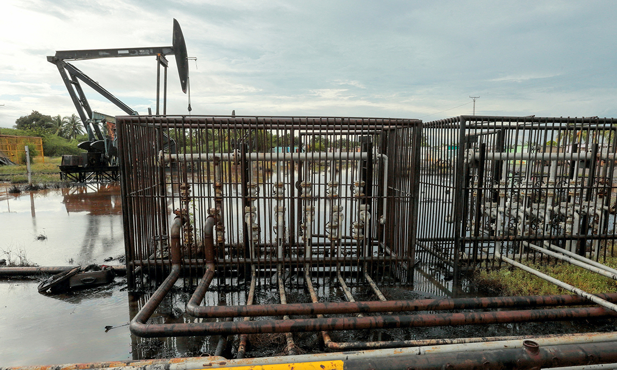 베네수엘라 원유수출 마비… 국영 석유사 감산 착수 [트럼프, 마두로 축출]