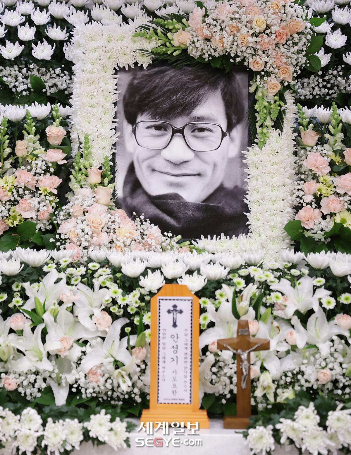 [포토] 故 안성기 '인자한 미소 남긴 채 떠나'