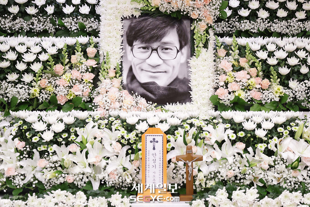 [포토] 안성기 '영정 사진 속 멋진 미소'