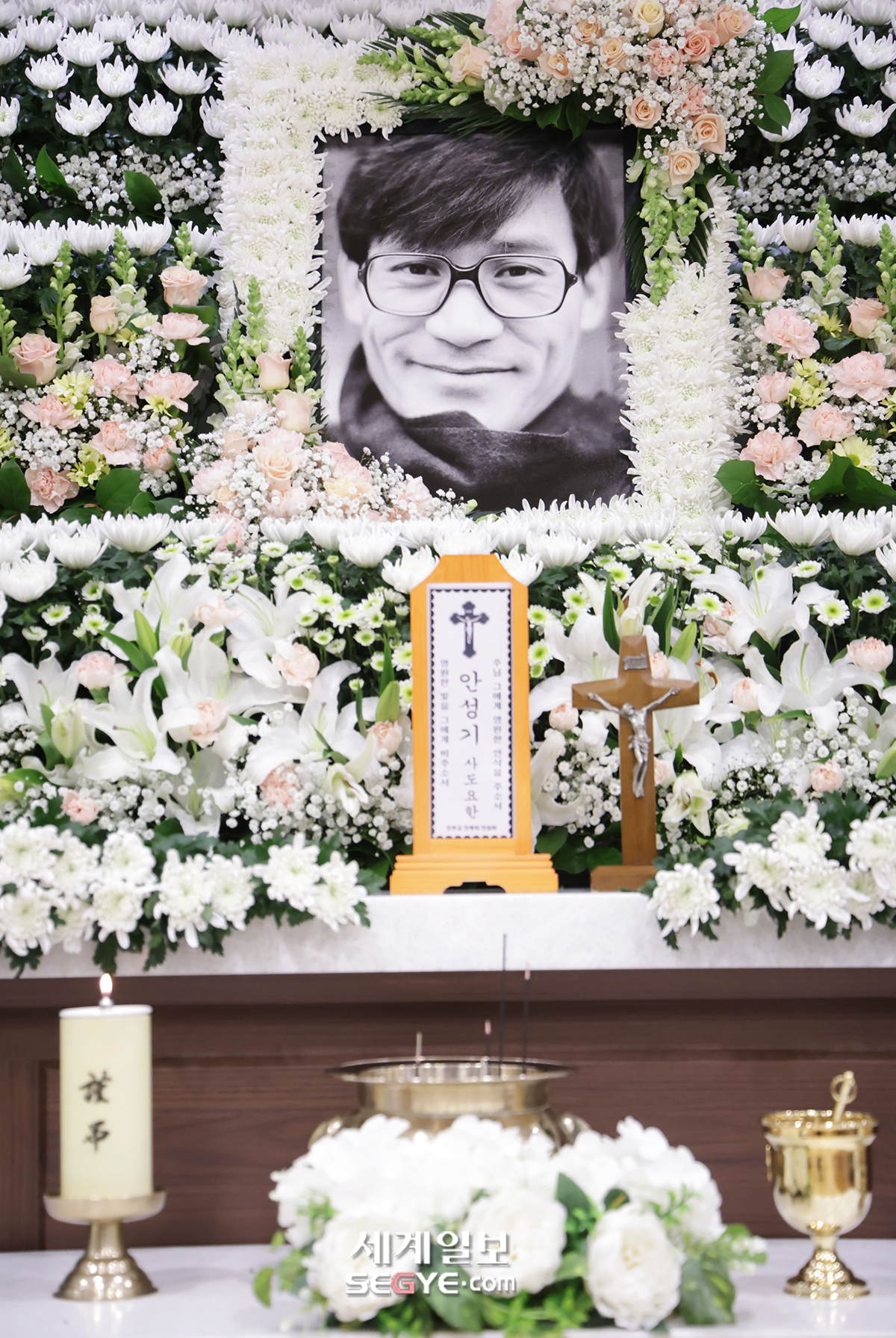 [포토] 故 안성기, 영정 속 환한 미소