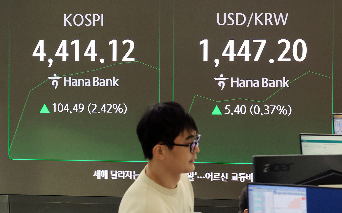 환율 흔들리자 26억달러 꺼내 썼다… 외환보유액 7개월 만에 감소