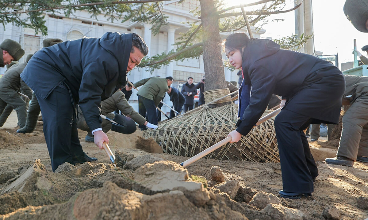 "마주보고 삽 들고, 지게차 몰고"…김정은, 주애 노출 잦아진 이유는