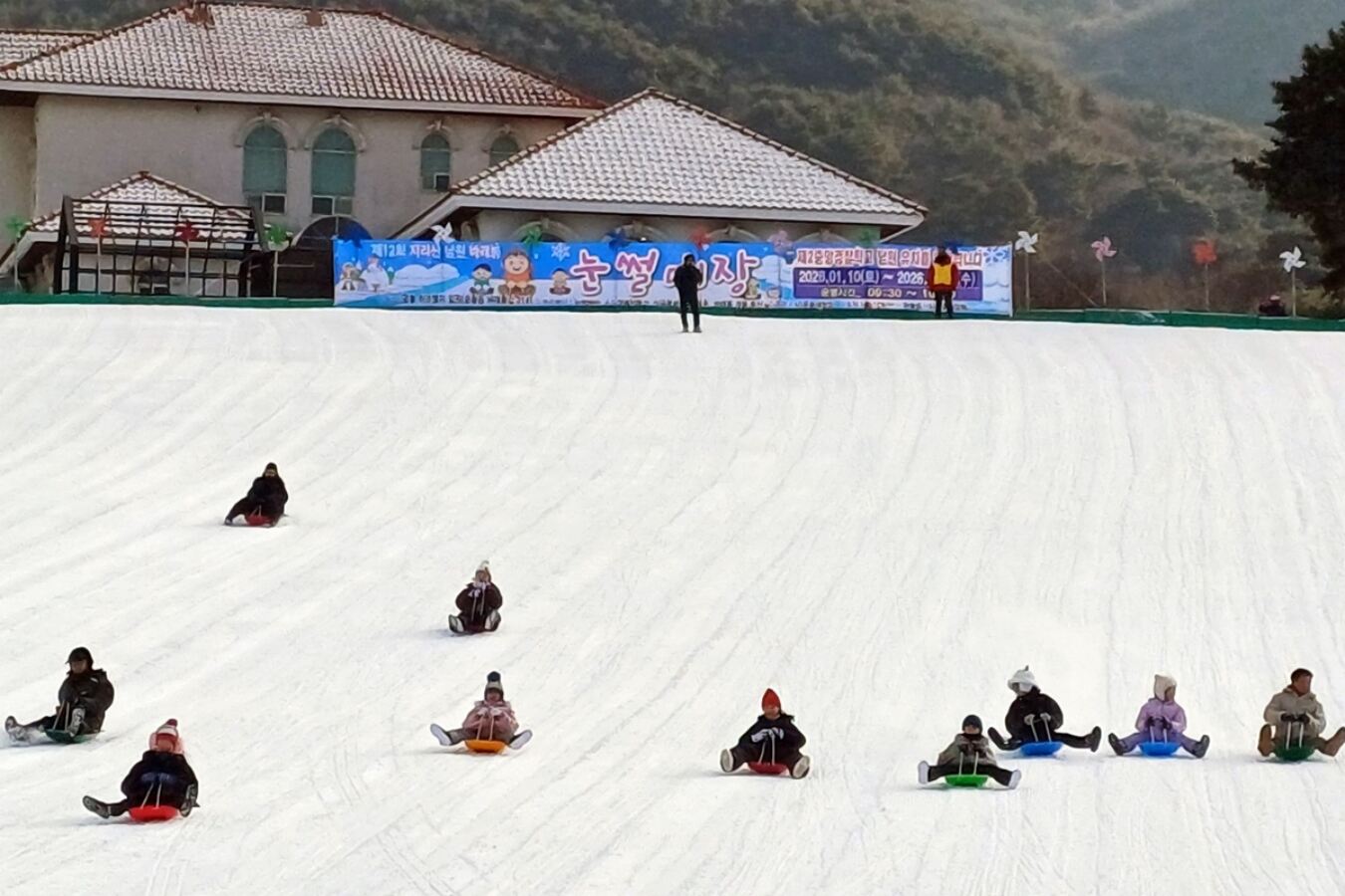 “지리산 설경 속 겨울 축제”… 남원 바래봉 눈썰매 축제 개막