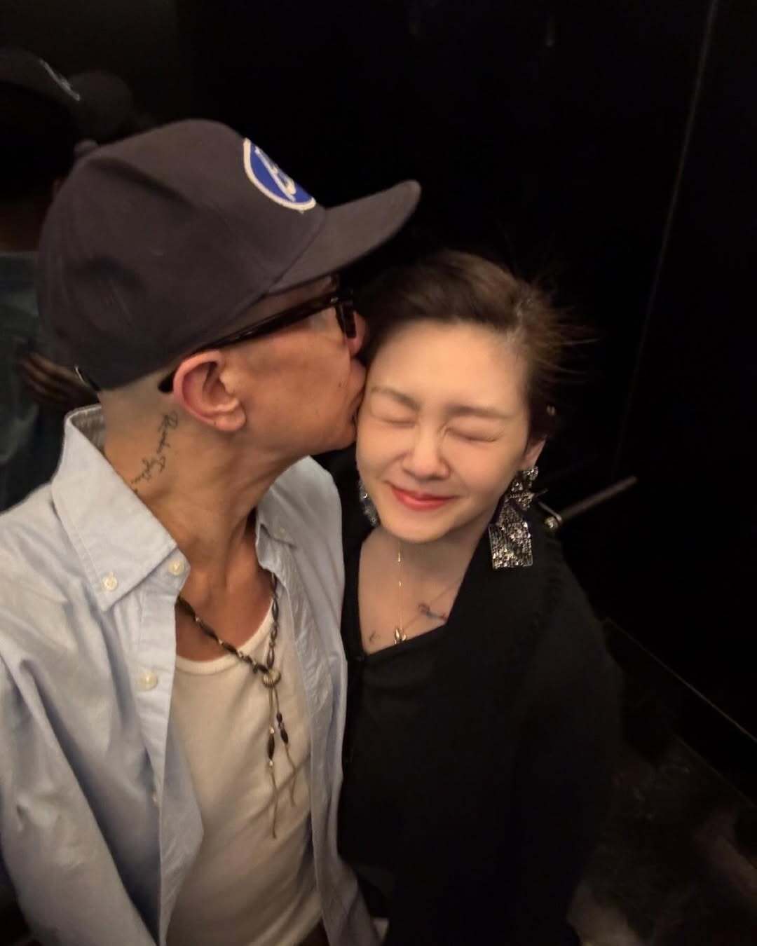 “말없이 아내 묘비 닦아”…구준엽, 새해에도 故서희원 곁 지켰다