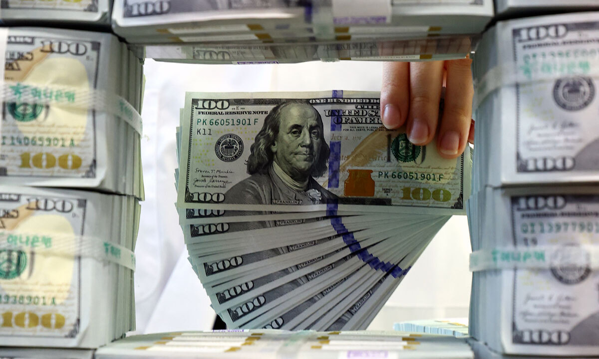 “쌀 때 미리 사놓자”… 달러 예금·보험 가파른 상승