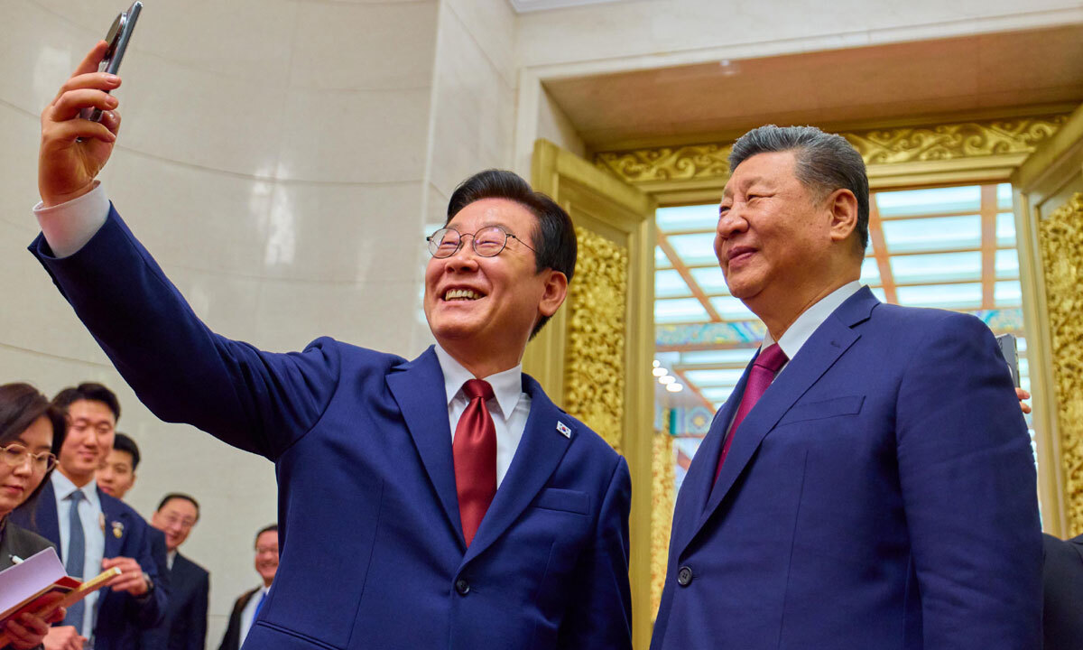 李대통령, ‘시진핑 선물’ 샤오미 폰으로 즉석 셀카 제안