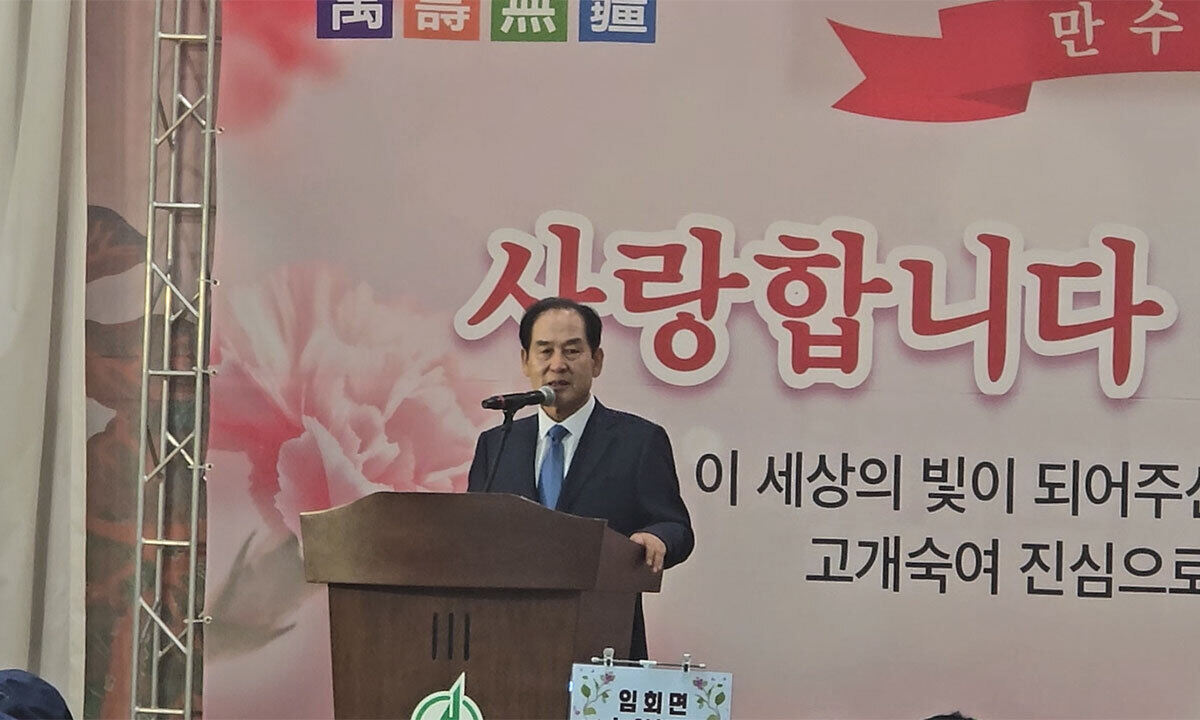 검찰 송치 김희수 진도군수, 행사장서 ‘뇌물 해명’ 빈축