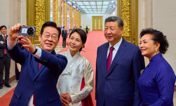 [단독] 李 대통령이 펑 여사에게 선물한 뷰티기기 관심…에이피알 제품 유력