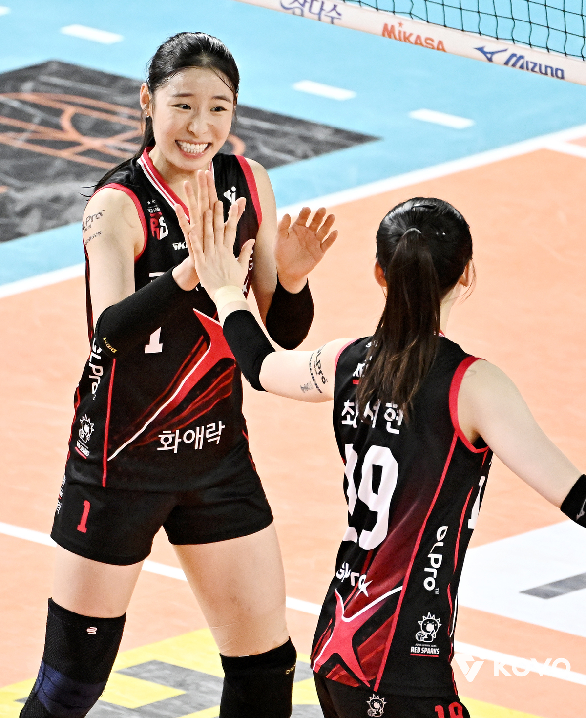 화성종합체육관 주차장을 마비시키는 인쿠시의 인기…정관장 고희진 감독 “오늘도 인쿠시는 선발…공격력 향상이 눈에 보인다” [화성 현장 프리뷰]