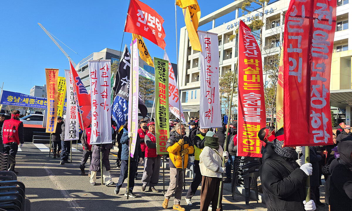 “우리가 쓰지도 않는 전기 왜 떠안나” 송전선로 반발 확산