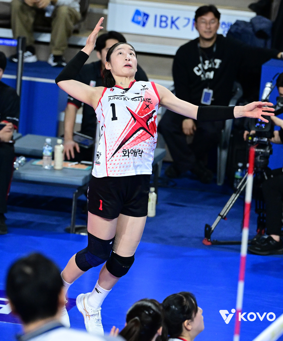 공격으로 팀을 웃기고, 리시브로 팀을 울리는 인쿠시는 오늘도 계속됐다…공격력 하나는 ‘찐’이다, IBK는 3연승 ‘휘파람’ [화성 현장 리뷰]