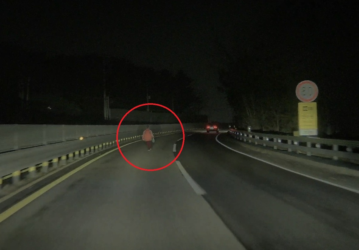 치매 노인 도로 걷는 모습 보고 ‘철렁’…사고 막은 ‘참군인’의 기지