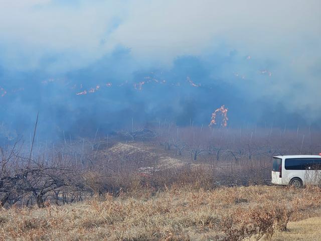 경북 의성서 또 대형 산불, 강풍 타고 확산…주민 대피령