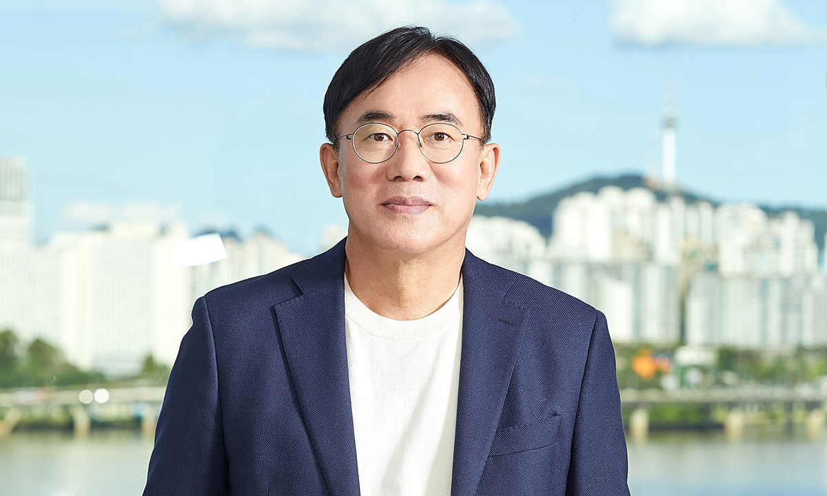 LG디스플레이 정철동 “로봇·피지컬 AI는 우리 기회… ‘1등 기술’로 원가 절감할 것” [CES 2026]