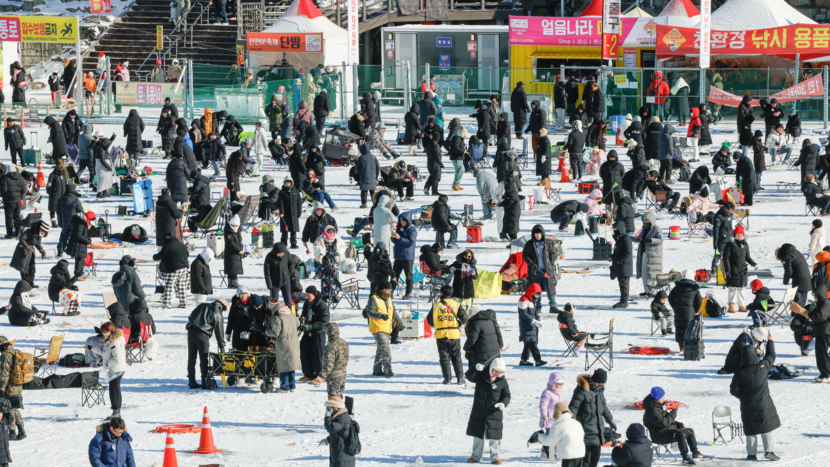 강추위에도 포기할 수 없는 손맛… '얼음나라화천 산천어축제' [한강로 사진관]