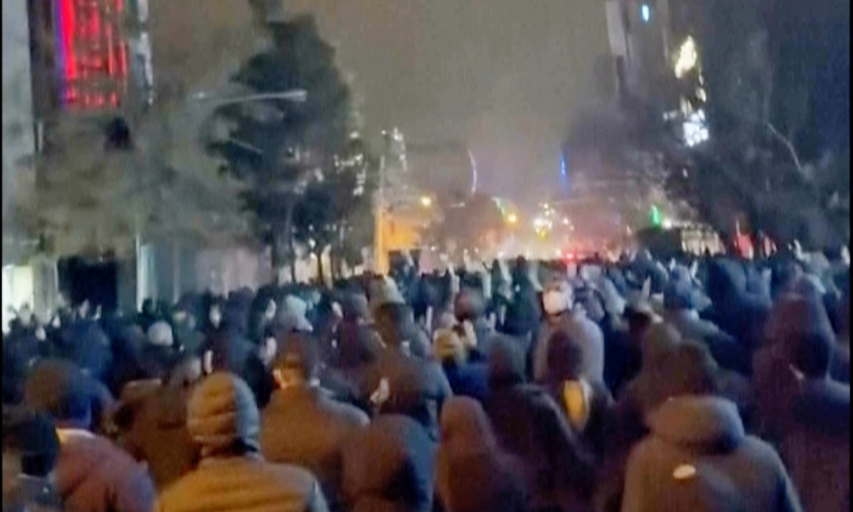 피로 물든 이란 반정부 시위… 트럼프 ‘무력 투입 카드’ 만지작