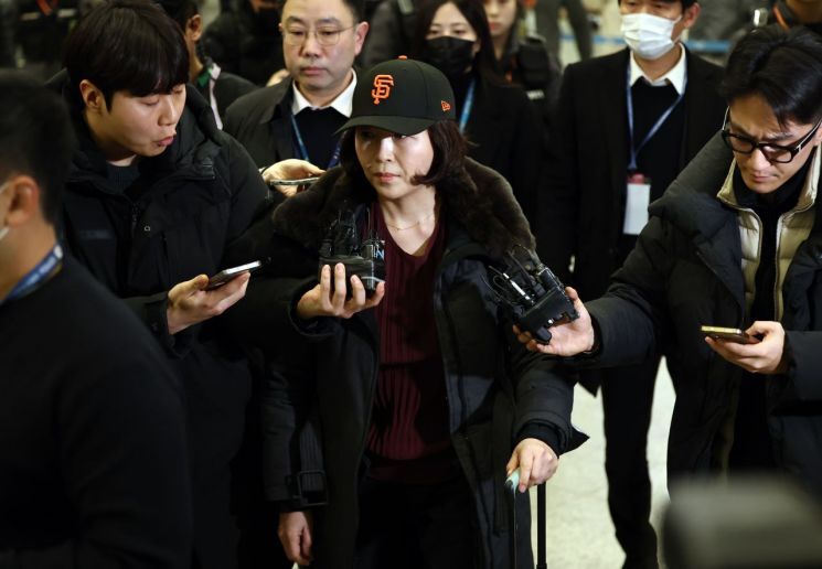 [속보] ‘강선우 1억 의혹’ 김경 입국…“성실히 조사에 임할 것”