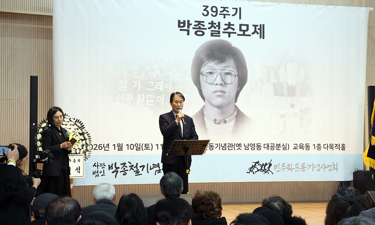 李 대통령 “우리만 살아남아 미안하다”