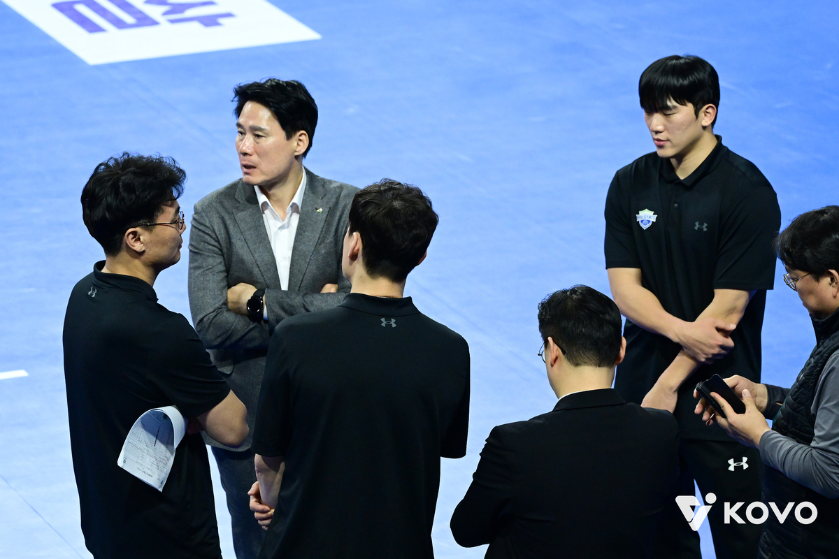 “이틀 전엔 그림자였고, 오늘은 터치아웃이다”… 누가 판독하느냐에 따라 달라지는 결과, 현장의 불신은 더 커져만 간다 [남정훈의 오버 더 네트]