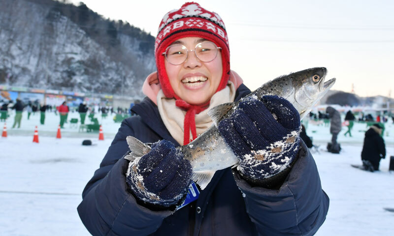 화천산천어축제 이틀간 10만명 몰려… "안전 최우선"