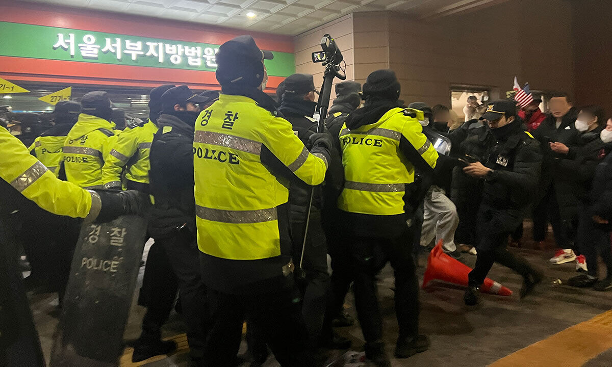 “폭력성에 충격” 현장 다큐감독 PTSD 호소 [심층기획-서부지법 점거 난동 1년 추적기]