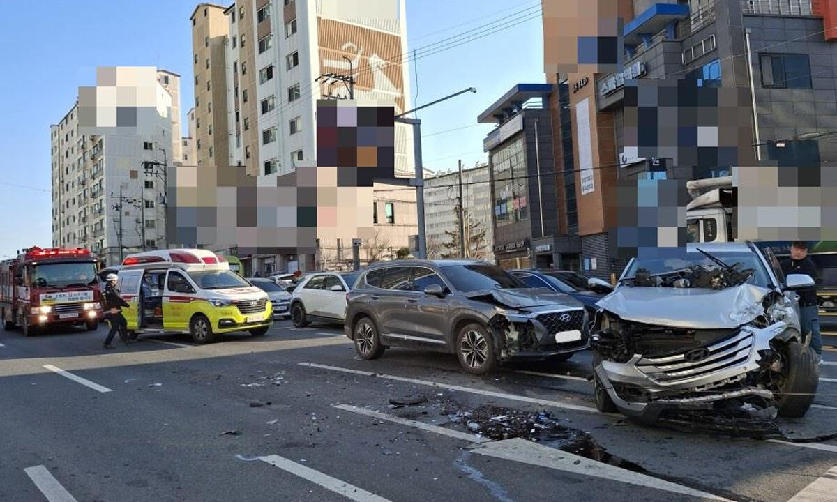 경주서 신호대기 차량 추돌 뒤 버스로 돌진… 5명 중·경상 [사건수첩]
