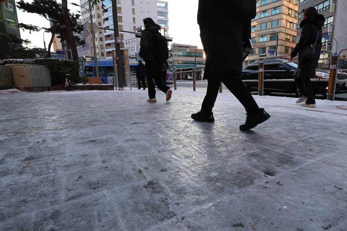 “도로 미끄러우니 주의하세요”…새벽까지 중부지방 비 또는 눈 [오늘날씨]