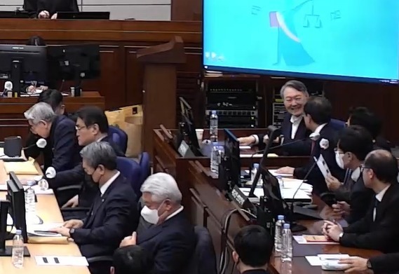 尹측 “李재판도 개시하라” 또 침대변론… 증거조사만 반나절