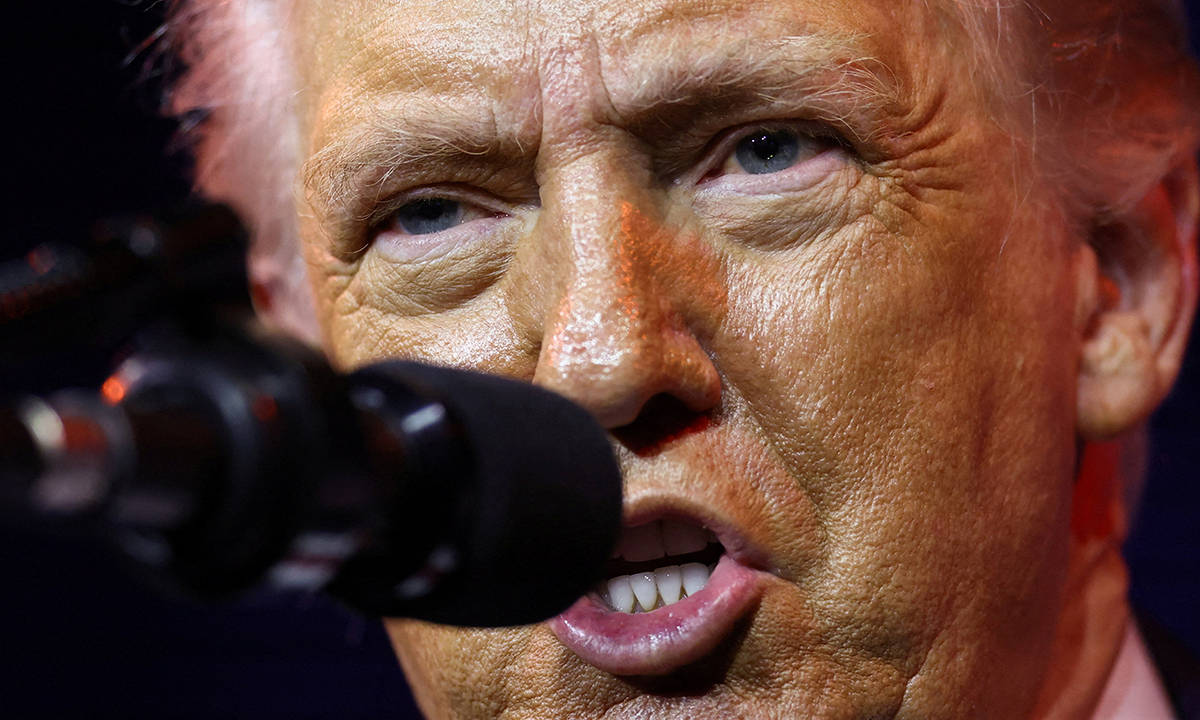 트럼프 “이란과 거래 국가에 25% 관세”…中 원유 수입길 틀어막는 美