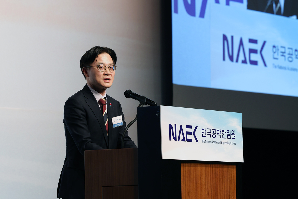 트럼프가 극찬한 김정관 “한전·한수원 정말 이럴래” 질타