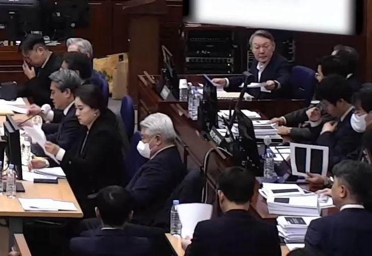 12시간 이어진 재판 구형 순간… 무표정하던 尹, 옅은 미소 지어